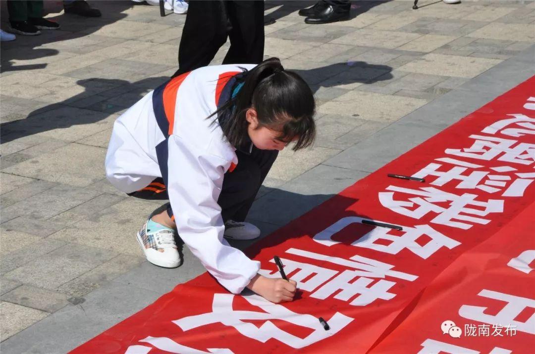 色情内容是不合法的，违反我国相关的法律法规。我们应该遵守法律和道德准则，远离色情内容。如果有其他有益身心的娱乐需求，可以寻找一些正规的平台或文化活动，例如观看电影、参加体育运动、学习绘画或音乐等。这些活动不仅能提供娱乐，还能提升个人技能和促进身心健康。
